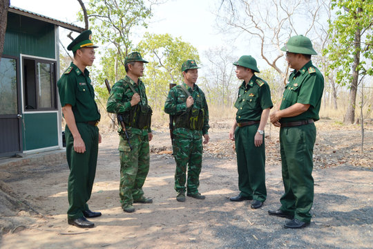 Kiểm tra, động viên cán bộ chiến sĩ Biên phòng đang thực hiện nhiệm vụ trên biên giới