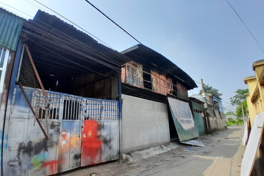 Phát hiện vật thể cháy đen nghi là người ở nhà xưởng nơi 2 phóng viên bị hành hung