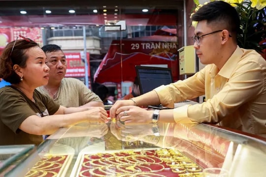 Giá vàng hôm nay 26/4: Đạt đỉnh lịch sử giữa tháng 4