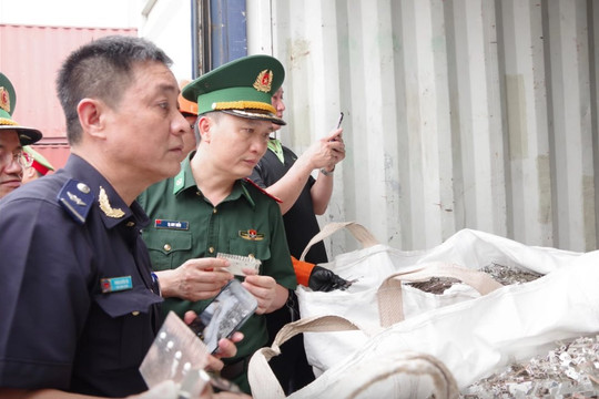 Khai báo là gỗ ép lại tuồn kim loại quý ra nước ngoài