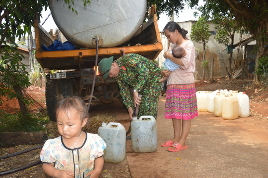 Bộ đội chung tay giải khát cho người dân