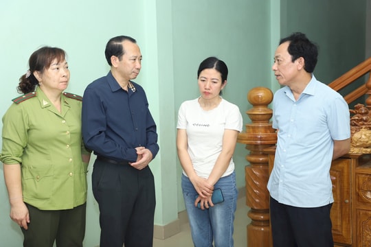 Thăm hỏi, động viên gia đình có cán bộ hy sinh, bị thương khi tham gia chữa cháy rừng