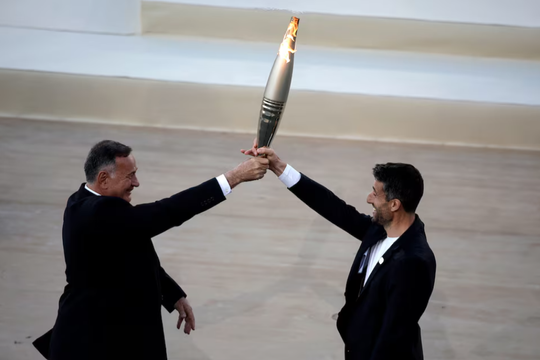 Hy Lạp trao ngọn lửa Olympic cho Ban tổ chức Thế vận hội Paris 2024