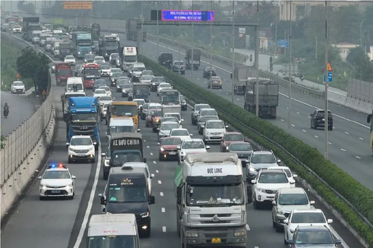 Cao tốc Pháp Vân - Cầu Giẽ ùn tắc kéo dài trong ngày đầu nghỉ lễ