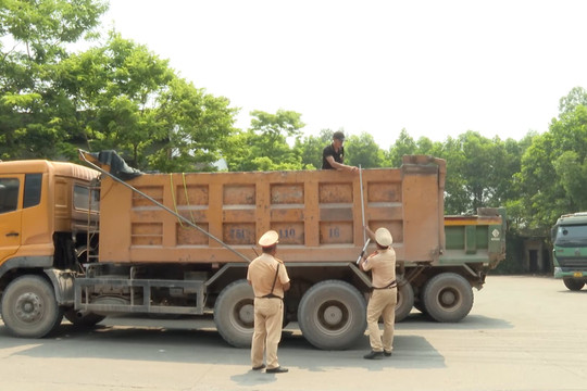 Thừa Thiên Huế: Xử lý xe quá khổ, quá tải thường xuyên và quyết liệt