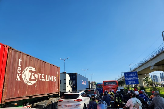 Cửa ngõ TP.HCM ùn ứ trong ngày đầu nghỉ lễ