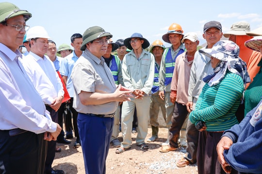 Thủ tướng khảo sát thực tế, thăm hỏi người dân tại tỉnh khô hạn nhất cả nước