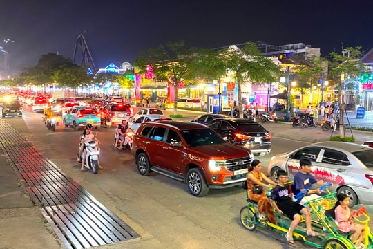 Du khách "đổ về" Carnaval Hạ Long trước giờ khai mạc