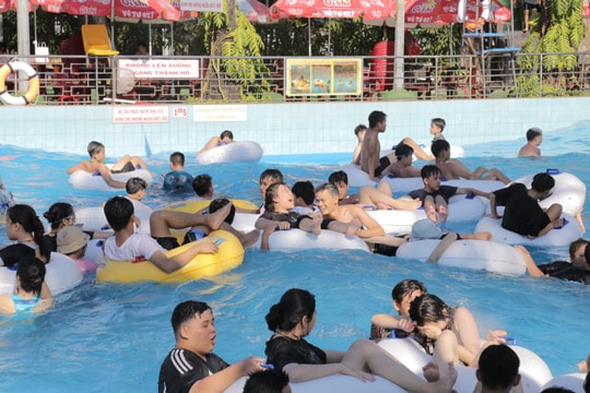 Hàng ngàn người đến Đầm Sen vui chơi, giải nhiệt dịp lễ