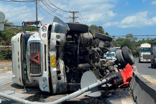 Container tông dải phân cách, lật nghiêng trên Quốc lộ 1
