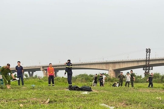 Hai học sinh đuối nước khi bơi ở sông Hồng