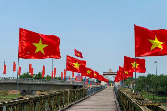 Đôi bờ Hiền Lương- Rực rỡ sắc cờ chào đón ngày thống nhất non sông
