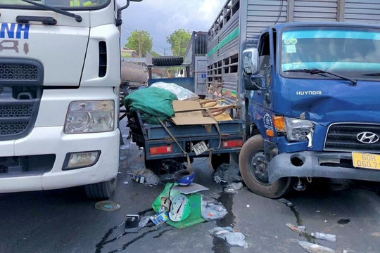 Xe máy đâm vào đuôi xe tải trên Quốc lộ 14 khiến một người tử vong
