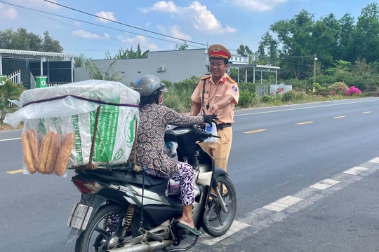 CSGT Bạc Liêu tổ chức hoạt động "Tiếp sức chặng đường dài"