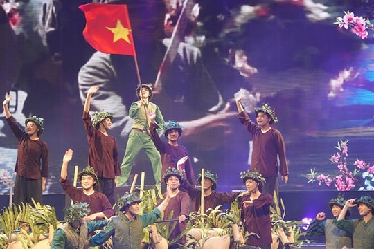 “Bản hùng ca vang mãi” mừng 49 năm thống nhất đất nước