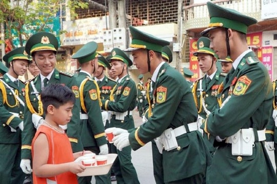 Điện Biên: Người dân tiếp sức cho các chiến sĩ luyện tập