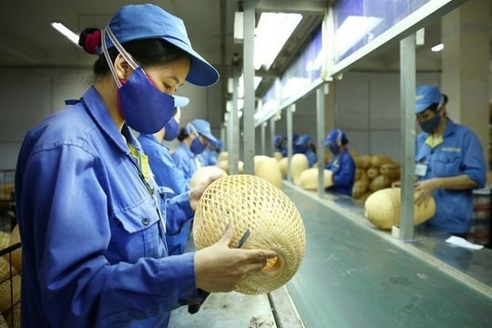 Chăm lo, bảo vệ quyền, lợi ích hợp pháp, chính đáng của người lao động