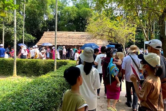 Hàng ngàn du khách hướng về quê Bác trong dịp nghỉ Lễ 30/4 - 1/5