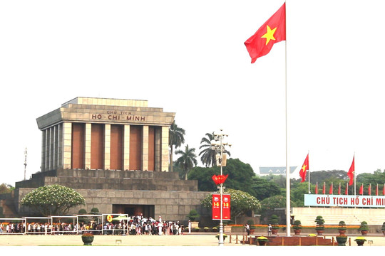 Dòng người xếp hàng vào Lăng viếng Chủ tịch Hồ Chí Minh