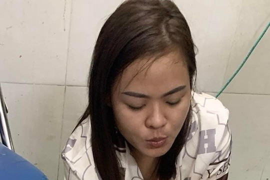 Cầm dao vào trụ sở công an phường tấn công