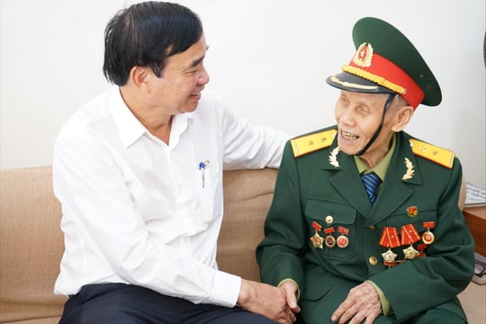Chủ tịch UBND TP. Đà Nẵng tri ân các chiến sĩ Điện Biên