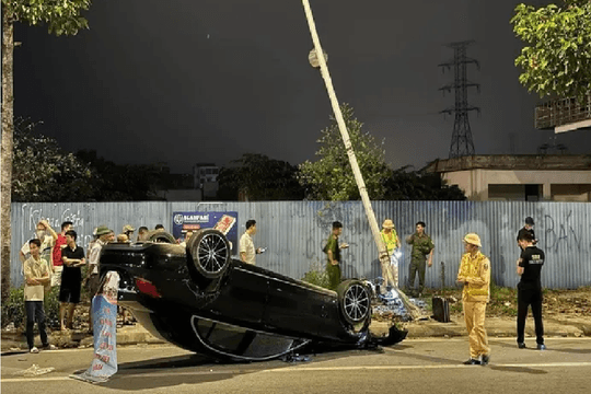 Ô tô Mercedes 'phơi bụng' sau va chạm với xe máy ở Hà Nội