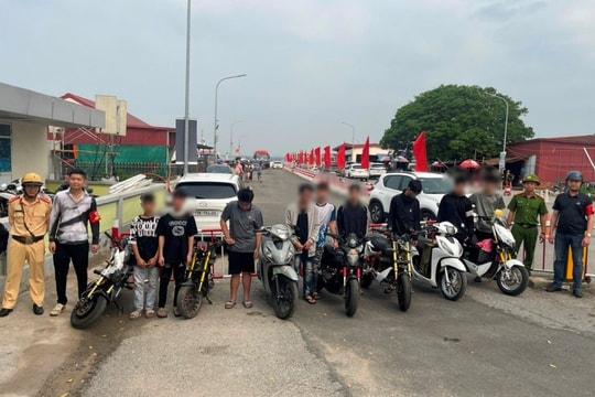 Nhóm thanh thiếu niên không đội mũ bảo hiểm, lái xe bằng chân