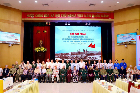 Quận Hoàn Kiếm (Hà Nội): Tặng quà các gia đình liệt sĩ, chiến sĩ tham gia Chiến dịch Điện Biên Phủ