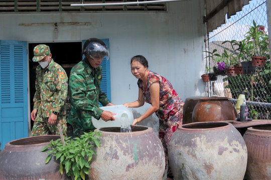 Tình quân dân trong mùa hạn mặn