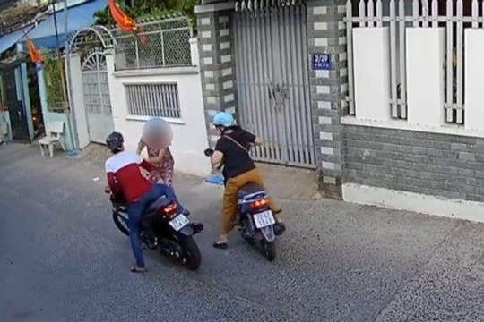Vờ hỏi đường rồi táo tợn giật dây chuyền vàng
