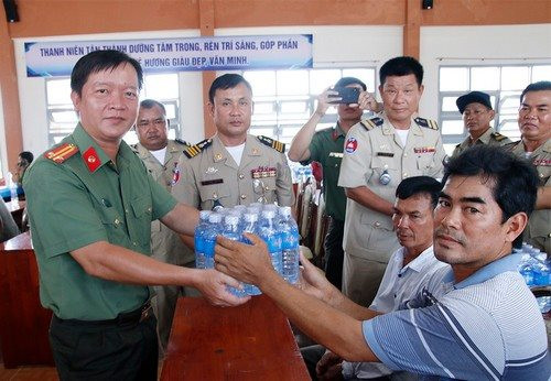 Tặng 72.000 chai nước suối cho người dân vùng hạn, mặn