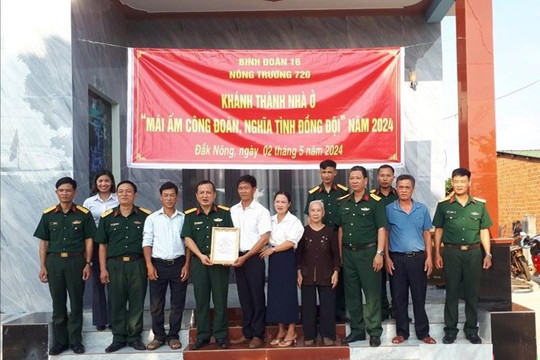 Trao tặng nhà “Mái ấm công đoàn”, “Nghĩa tình đồng đội”