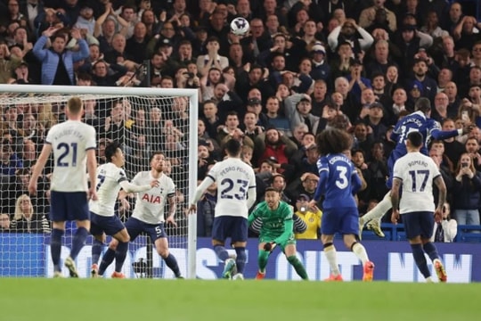 Tottenham: "Công chưa làm, thủ đã phá"