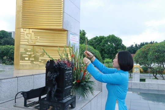 Phụ nữ Thủ đô dâng hương kỷ niệm 70 năm Chiến thắng Điện Biên Phủ