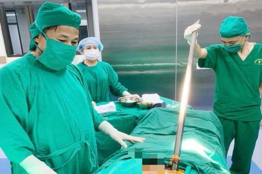 Người đàn ông bị xà beng đâm xuyên thành bụng