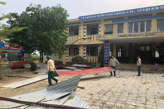 Gió lốc cuốn bay mái tôn trường học