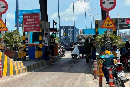 Nhân viên trạm thu phí Xa lộ Hà Nội bị container cán tử vong