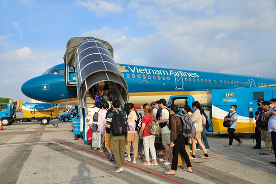 Nhiều nguyên nhân khiến giá vé bay tăng cao