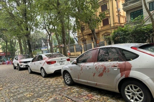 Bắt 4 đối tượng tạt sơn vào nhiều xe ôtô tại Hà Nội