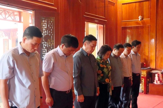 Trưởng Ban Tuyên giáo Trung ương Nguyễn Trọng Nghĩa dâng hương tưởng nhớ Đại tướng Võ Nguyên Giáp