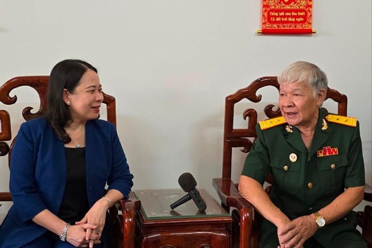 Quyền Chủ tịch nước Võ Thị Ánh Xuân thăm Mẹ Việt Nam Anh hùng tại Kon Tum