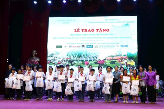 Trao học bổng “Thắp sáng những ước mơ” tại Điện Biên