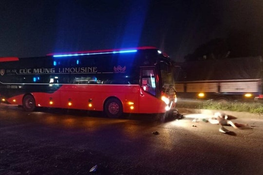 Va chạm xe khách, 3 thanh niên trên xe máy tử vong