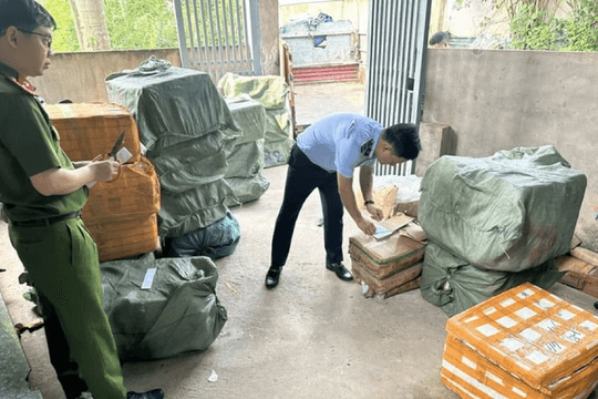 Tạm giữ hơn 1,5 tấn thực phẩm không rõ nguồn gốc
