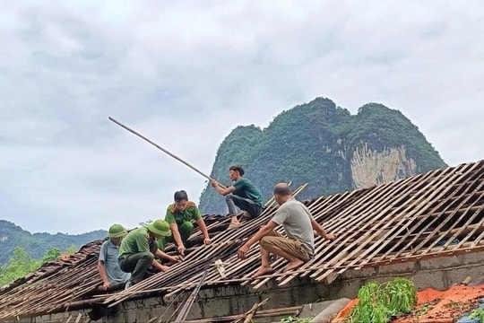 Dông lốc ở Cao Bằng làm gần 600 ngôi nhà bị hư hại
