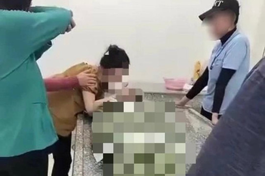 Tai nạn xe nâng hàng khiến nam công nhân tử vong thương tâm