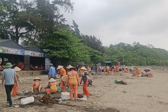 Tăng cường xử lý vệ sinh môi trường tại các bãi tắm ở Đồ Sơn