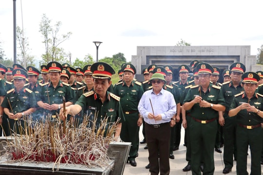 Bộ trưởng Bộ Quốc phòng dâng hương tưởng niệm tại Nghĩa trang Liệt sĩ A1