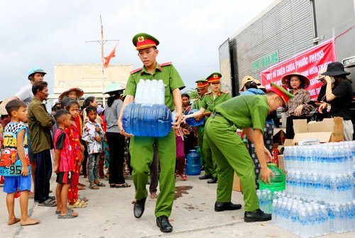 Tặng nước ngọt cho người dân vùng hạn, xâm nhập mặn
