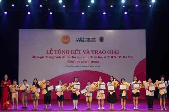 Trao hơn 2 tỷ đồng cho học sinh đoạt giải Olympic Tiếng Anh 2024